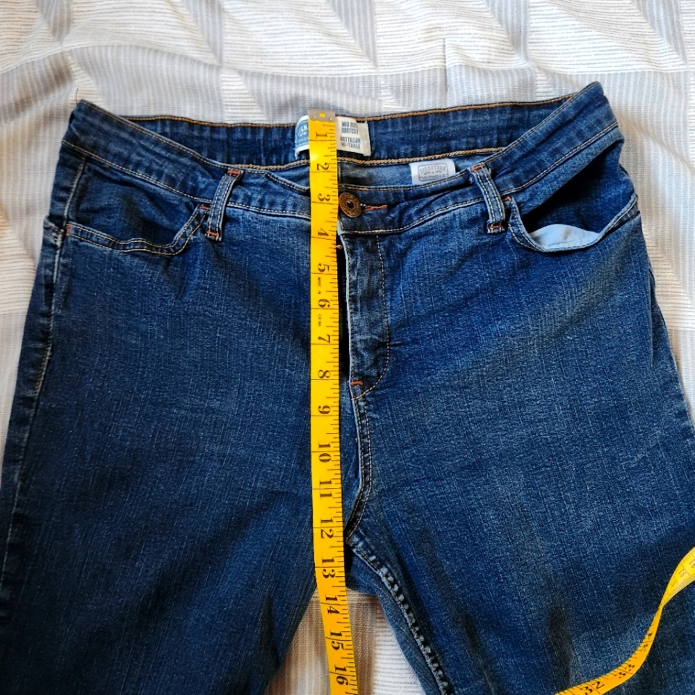 Signature Levi Mid Rise Boot Cut Jeans - Picture 8 of 9